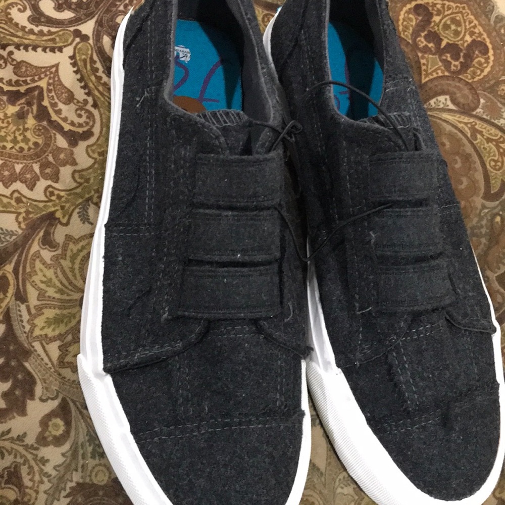 Grey tennis shoes